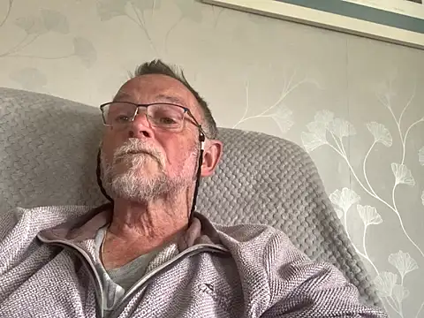 Snapshot of Moonraker64 chatting on June 2026 02:33:01 PM Moonraker64 online show from June 2026 02:33:01 PM