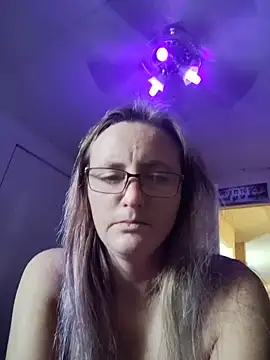 Snapshot of Queenle91 chatting on June 2026 04:02:01 PM Queenle91 online show from June 2026 04:02:01 PM