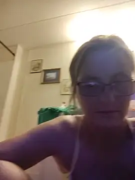 Snapshot of Queenle91 chatting on June 2026 04:23:01 AM Queenle91 online show from June 2026 04:23:01 AM