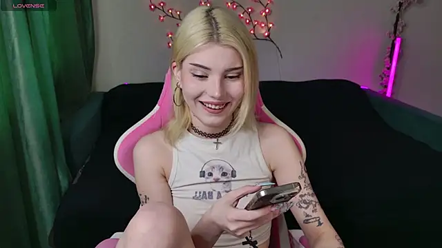 Snapshot of scarletbackwood chatting on May 2026 11:49:02 AM scarletbackwood online show from May 2026 11:49:02 AM