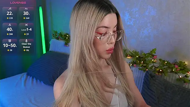 Snapshot of LindaThackerr chatting on June 2026 04:14:02 AM LindaThackerr online show from June 2026 04:14:02 AM