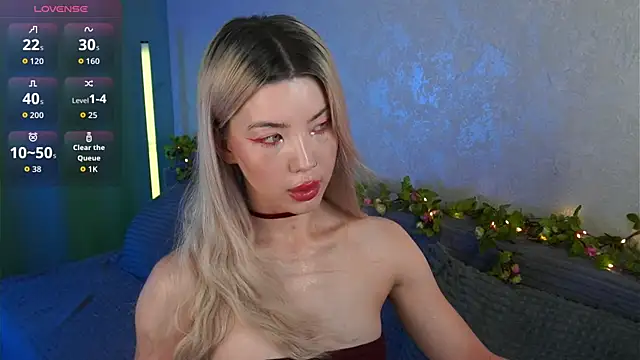 Snapshot of LindaThackerr chatting on June 2026 04:15:02 AM LindaThackerr online show from June 2026 04:15:02 AM