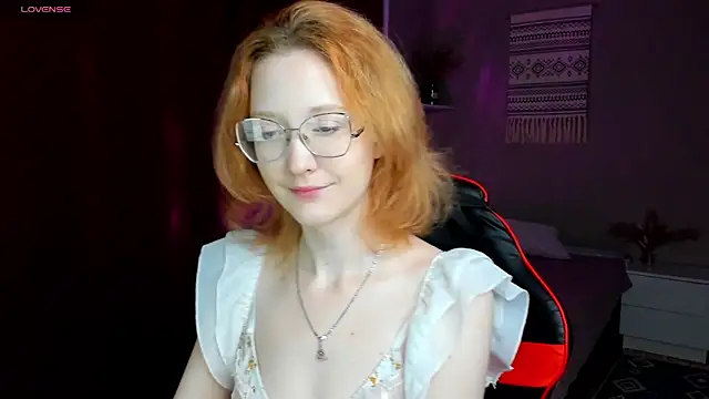Snapshot of LunaTerry chatting on June 2026 07:40:02 AM LunaTerry online show from June 2026 07:40:02 AM