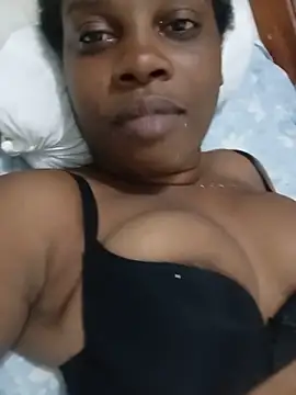 Snapshot of momspretty chatting on May 2026 04:32:02 AM momspretty online show from May 2026 04:32:02 AM