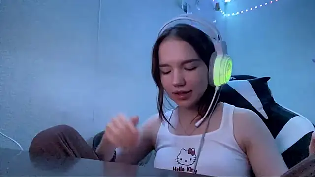 FewerCadre online show from May 2026 06:03:01 PM