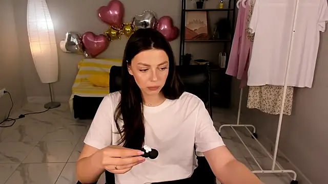 Lilian Iris online show from May 2026 01:28:01 PM