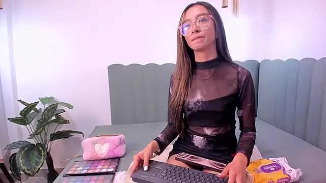 HannaCarttier  online show from May 2026 12:23:02 PM