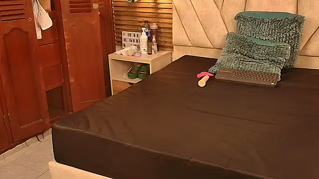 Snapshot of isabella_luxet chatting on July 2026 12:42:02 PM isabella luxet online show from July 2026 12:42:02 PM