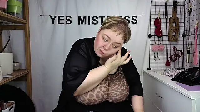 Snapshot of mistress_molly chatting on May 2026 05:15:02 AM mistress molly online show from May 2026 05:15:02 AM