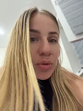 Snapshot of AnnaMist_ chatting on June 2026 05:52:01 PM AnnaMist online show from June 2026 05:52:01 PM