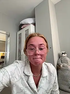 Snapshot of miaflowerxx chatting on August 2026 10:47:02 AM miaflowerxx online show from August 2026 10:47:02 AM