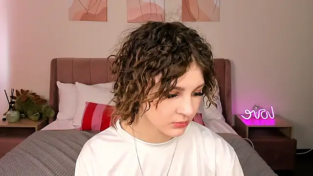 Snapshot of Kira__Fluffy chatting on May 2026 05:35:01 AM Kira Fluffy online show from May 2026 05:35:01 AM