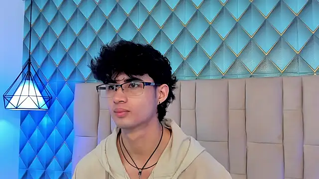 Snapshot of Sofia-Ethan chatting on May 2026 01:30:01 PM Sofia-Ethan online show from May 2026 01:30:01 PM