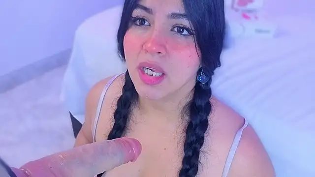 Snapshot of Sofiaa_Bloom chatting on June 2026 06:34:01 PM Sofiaa Bloom online show from June 2026 06:34:01 PM