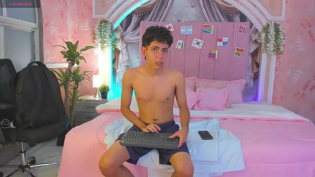 hunterwest06 online show from June 2026 11:48:02 AM