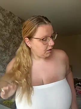 Snapshot of LucieLouBabe chatting on July 2026 10:30:01 AM LucieLouBabe online show from July 2026 10:30:01 AM