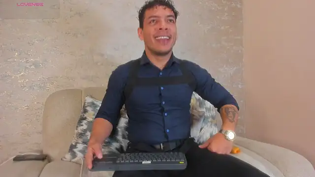 Snapshot of OliverWyse chatting on June 2026 01:14:01 AM OliverWyse online show from June 2026 01:14:01 AM