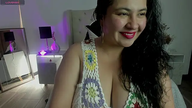Snapshot of JadeBellee chatting on June 2026 06:18:02 PM JadeBellee online show from June 2026 06:18:02 PM