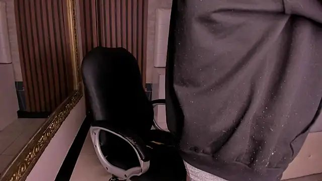 Snapshot of AngeloBocellii chatting on July 2026 01:39:02 PM AngeloBocellii online show from July 2026 01:39:02 PM