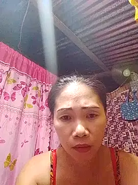Snapshot of hotmom_lyn chatting on May 2026 02:35:02 PM hotmom lyn online show from May 2026 02:35:02 PM