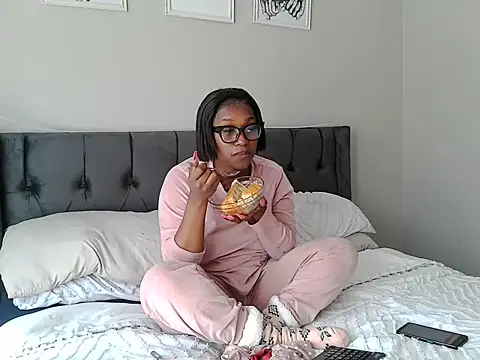 Snapshot of MissLaToYa chatting on June 2026 12:00:01 PM MissLaToYa online show from June 2026 12:00:01 PM