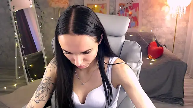 Snapshot of NicoleMerz chatting on June 2026 03:21:01 PM NicoleMerz online show from June 2026 03:21:01 PM