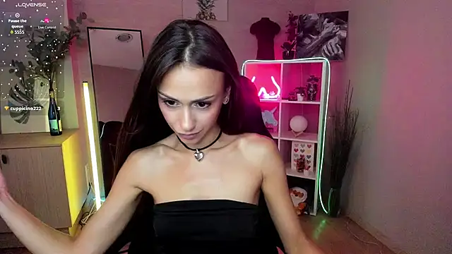 Snapshot of Petite_Moly chatting on July 2026 08:42:01 AM Petite Moly online show from July 2026 08:42:01 AM
