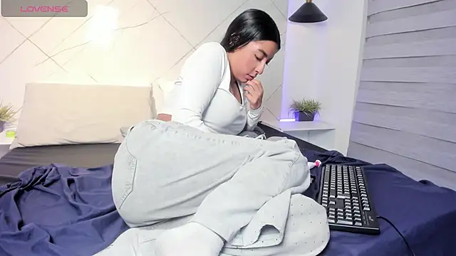 SARAH COLLENS  online show from July 2026 11:33:02 PM