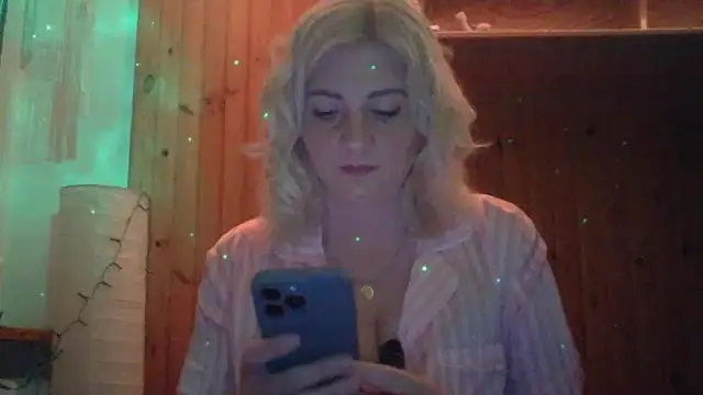 Snapshot of LunaaKiss chatting on June 2026 10:15:02 PM LunaaKiss online show from June 2026 10:15:02 PM