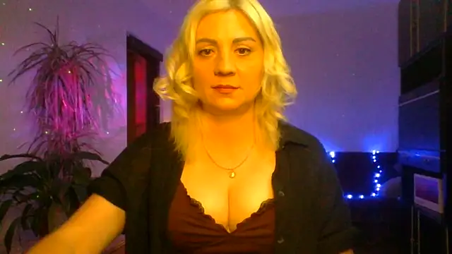 Snapshot of LunaaKiss chatting on June 2026 08:41:01 PM LunaaKiss online show from June 2026 08:41:01 PM