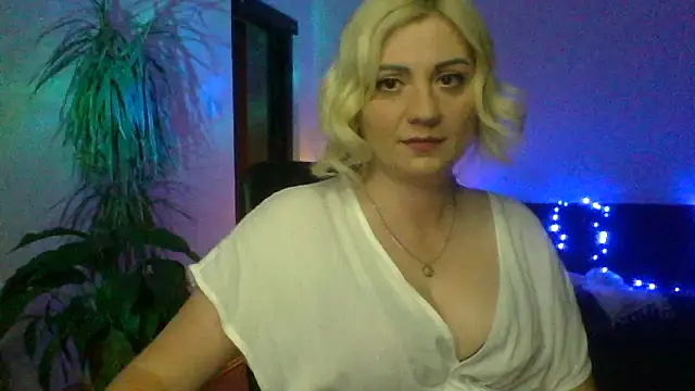 Snapshot of LunaaKiss chatting on June 2026 08:44:02 PM LunaaKiss online show from June 2026 08:44:02 PM