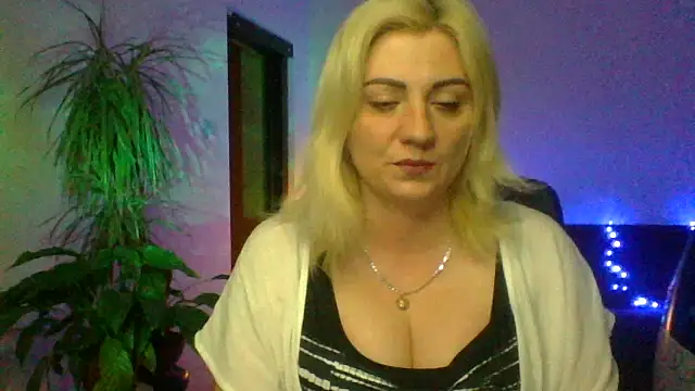 Snapshot of LunaaKiss chatting on June 2026 08:00:02 PM LunaaKiss online show from June 2026 08:00:02 PM