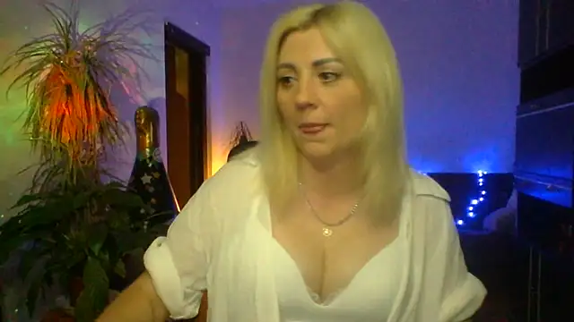 Snapshot of LunaaKiss chatting on June 2026 08:12:02 PM LunaaKiss online show from June 2026 08:12:02 PM