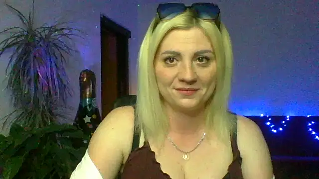 Snapshot of LunaaKiss chatting on June 2026 07:41:02 PM LunaaKiss online show from June 2026 07:41:02 PM