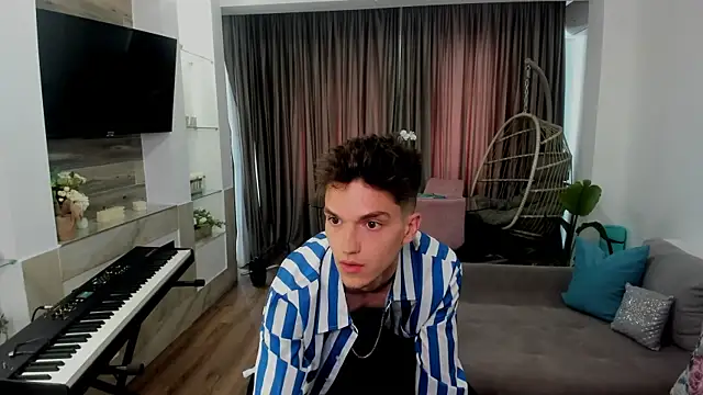 johnnyk8 online show from June 2026 07:32:01 AM