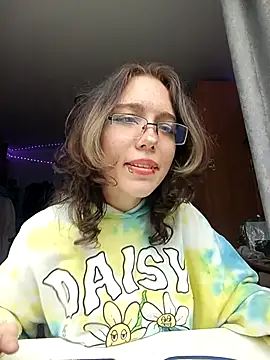 Snapshot of AliceCutness chatting on June 2026 02:44:02 AM AliceCutness online show from June 2026 02:44:02 AM