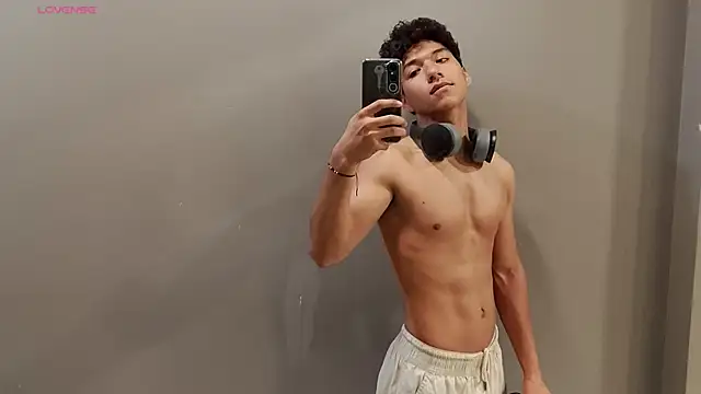 Snapshot of Maximiliano_Young chatting on July 2026 11:57:02 AM Maximiliano Young online show from July 2026 11:57:02 AM