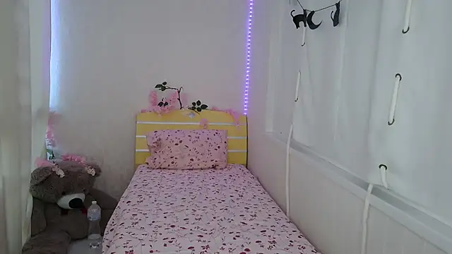 Snapshot of EmyHills chatting on June 2026 03:58:01 PM EmyHills online show from June 2026 03:58:01 PM