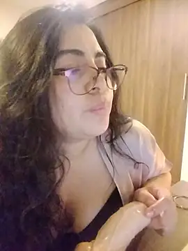Snapshot of Roxxy_Sade chatting on June 2026 12:32:02 AM Roxxy Sade online show from June 2026 12:32:02 AM