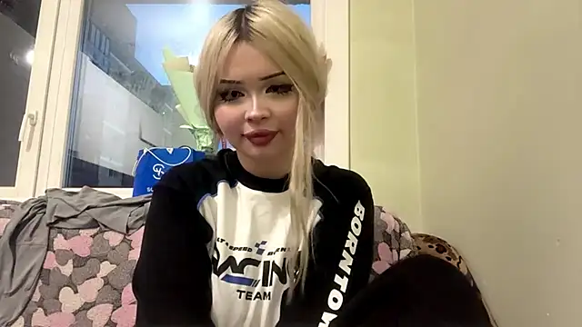 Snapshot of moonluv33 chatting on June 2026 01:26:02 PM moonluv33 online show from June 2026 01:26:02 PM