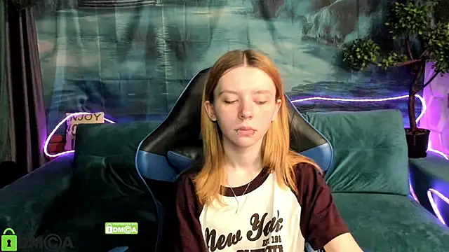 Snapshot of CarolInWonderland chatting on July 2026 06:59:02 AM CarolInWonderland online show from July 2026 06:59:02 AM