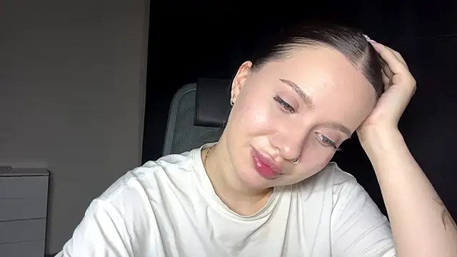 Snapshot of KarlyBiringer chatting on June 2026 11:46:01 PM KarlyBiringer online show from June 2026 11:46:01 PM