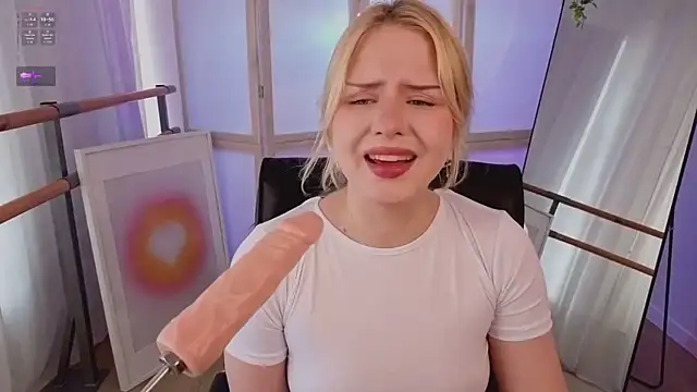Snapshot of BlondeCrush__ chatting on June 2026 02:05:02 PM BlondeCrush online show from June 2026 02:05:02 PM