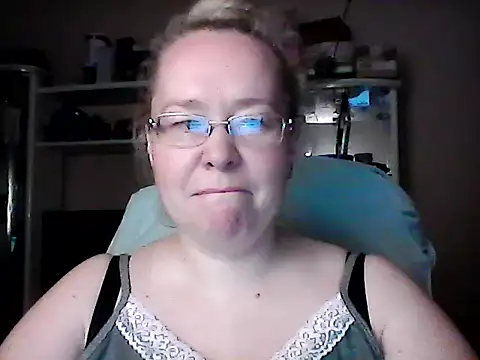 Snapshot of Viola27 chatting on June 2026 04:49:02 PM Viola27 online show from June 2026 04:49:02 PM