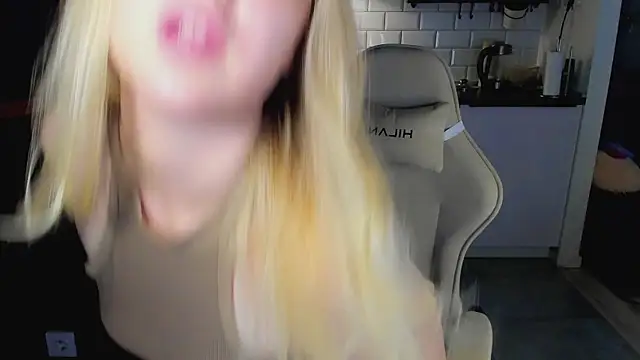 Snapshot of blonde_kellyy chatting on June 2026 11:04:01 AM blonde kellyy online show from June 2026 11:04:01 AM