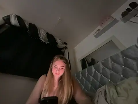 Snapshot of Violetsinxx chatting on June 2026 02:24:02 AM Violetsinxx online show from June 2026 02:24:02 AM