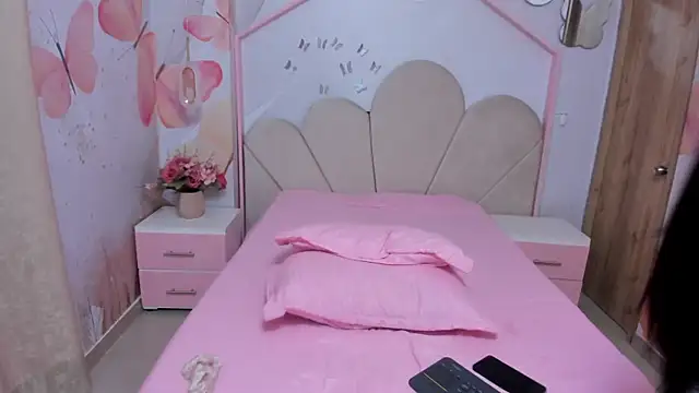 Millieskinny18 online show from June 2026 03:59:01 PM
