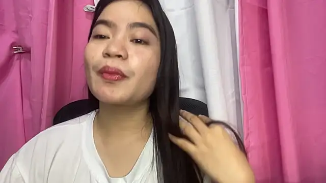 Snapshot of LouveniaDebeer chatting on June 2026 01:25:01 PM LouveniaDebeer online show from June 2026 01:25:01 PM