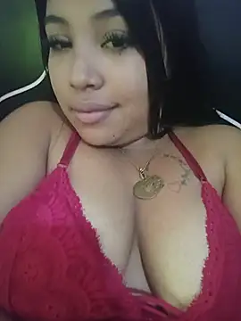 Snapshot of Bella_cross_v chatting on June 2026 04:32:01 PM Bella cross v online show from June 2026 04:32:01 PM