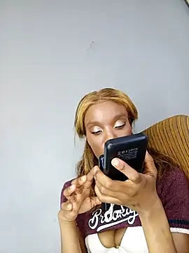SkinnykeehXO online show from June 2026 05:06:01 PM